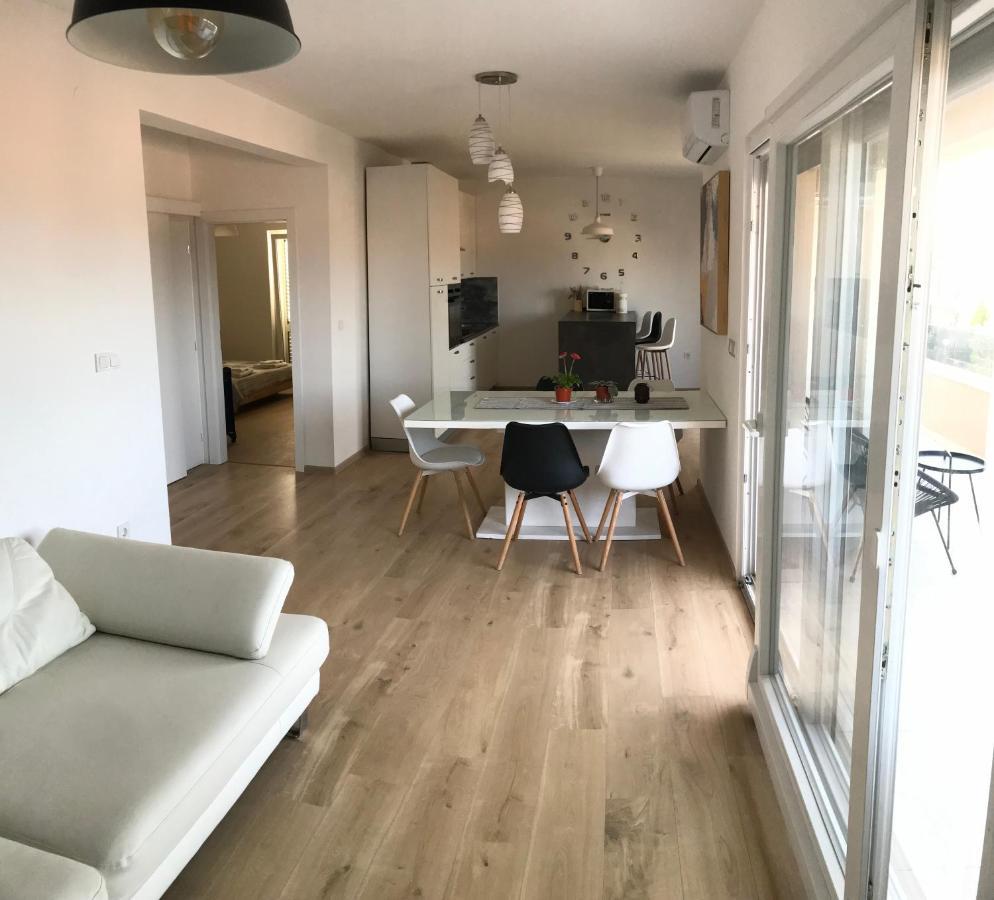 Apartments Jelka Banjol Екстер'єр фото