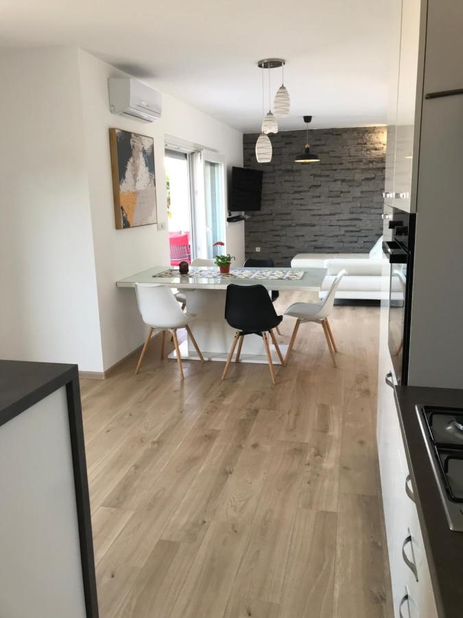Apartments Jelka Banjol Екстер'єр фото