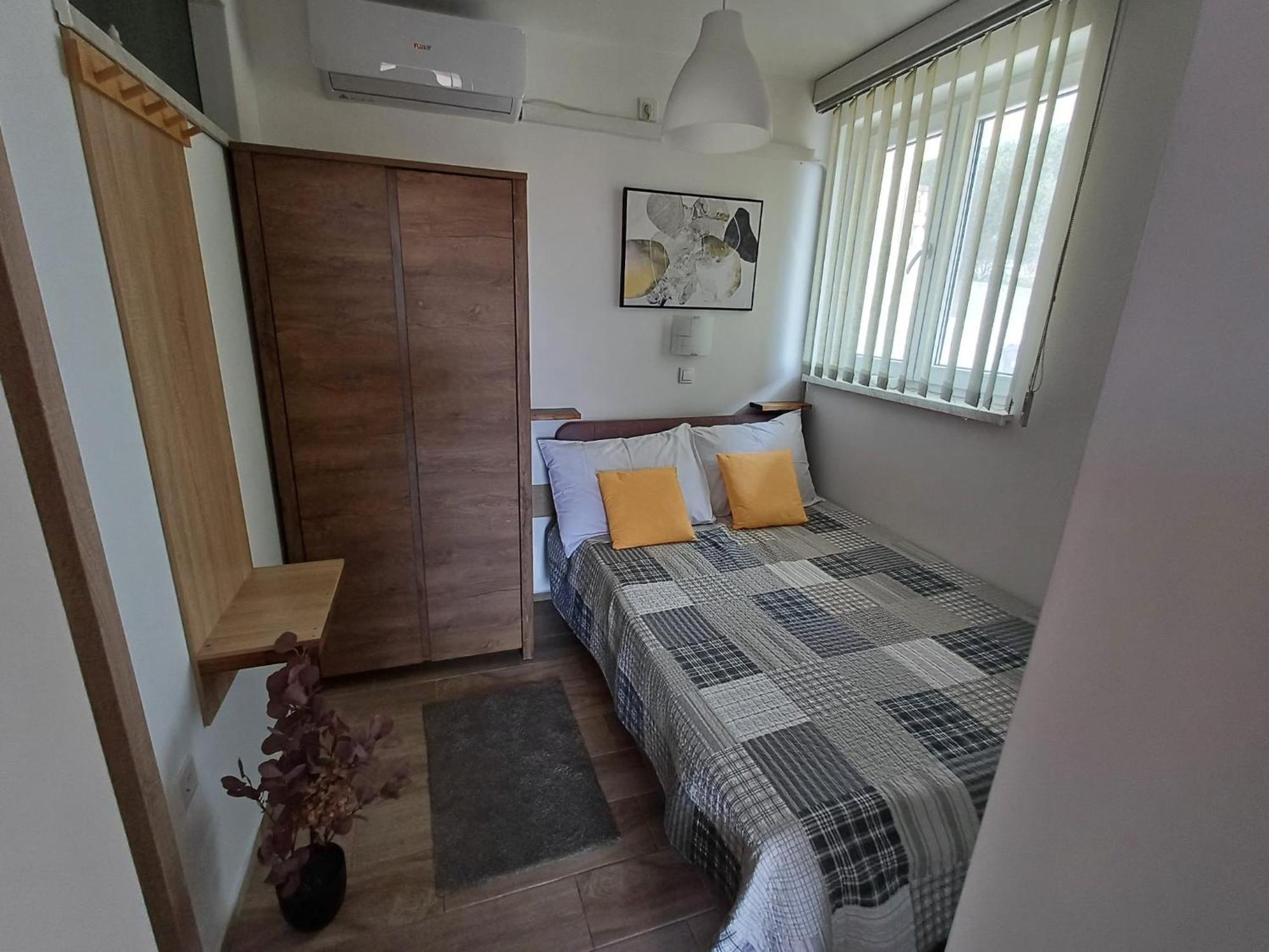 Apartments Jelka Banjol Екстер'єр фото