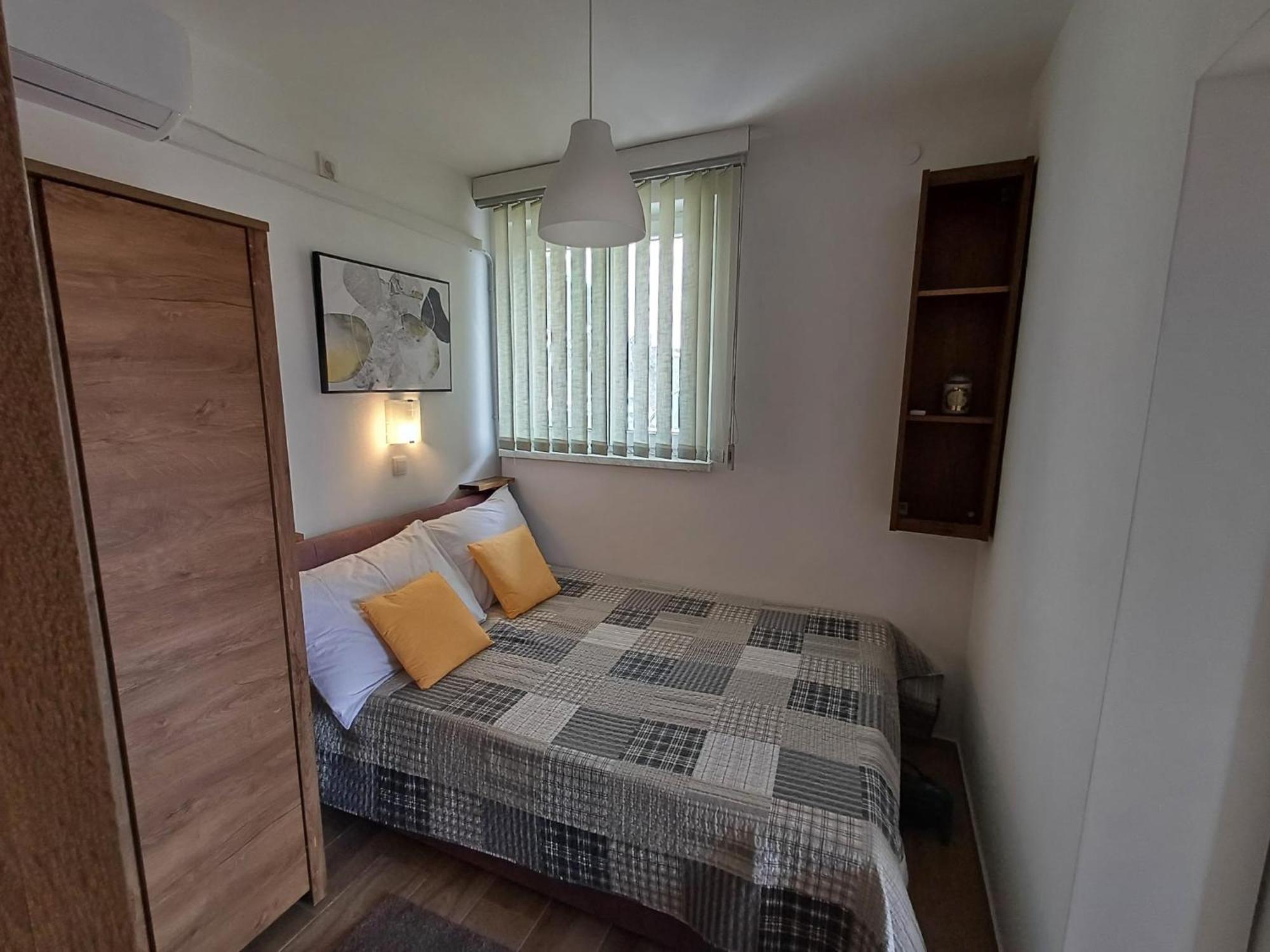Apartments Jelka Banjol Екстер'єр фото